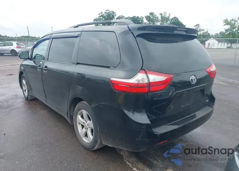 2015 Toyota Sienna Le 8 Passenger z USA, uszkodzony, nr VIN 5TDKK3DC9FS618254